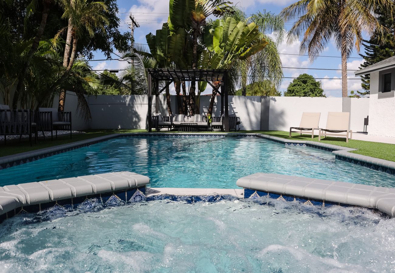 Casa en Miami - Gorgeous 4BR House with Pool Sunset Views