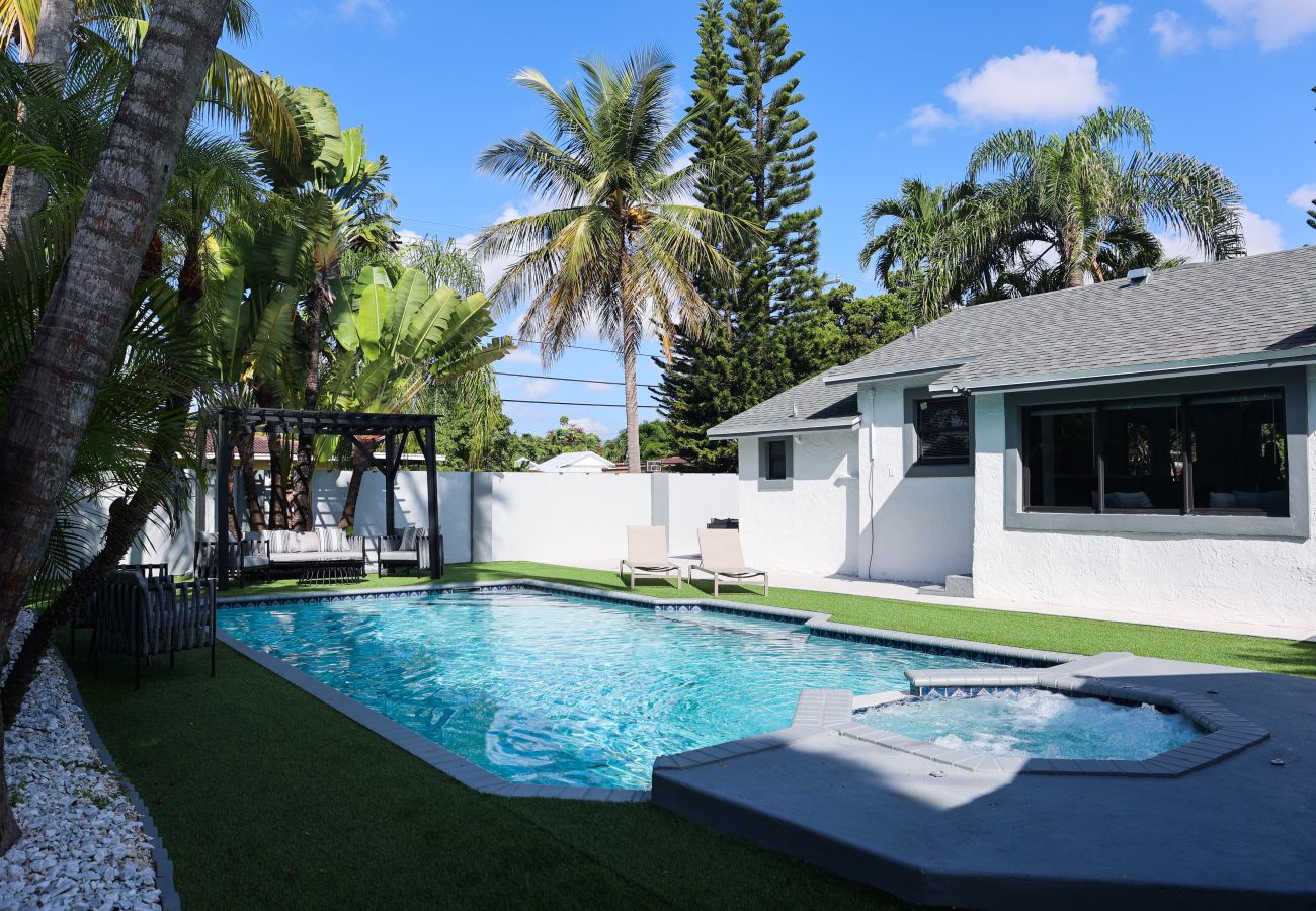 Casa en Miami - Gorgeous 4BR House with Pool Sunset Views