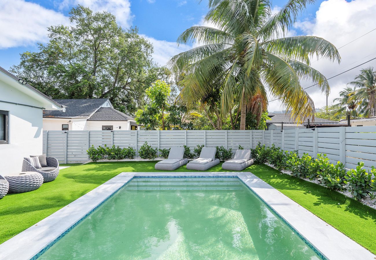 Casa en Miami - Chic & Modern Home w Pool, 3BR 7 guests