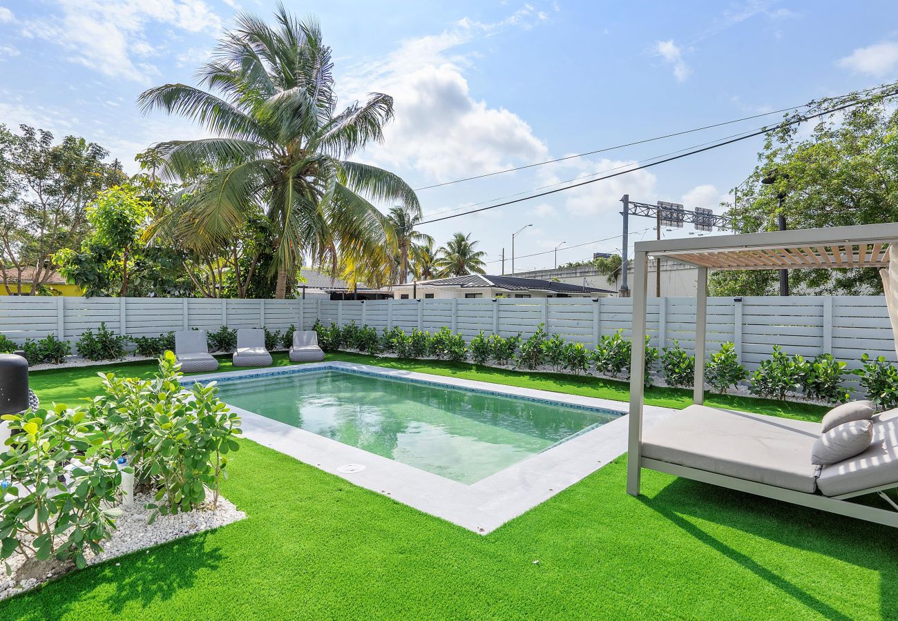 Casa en Miami - Chic & Modern Home w Pool, 3BR 7 guests