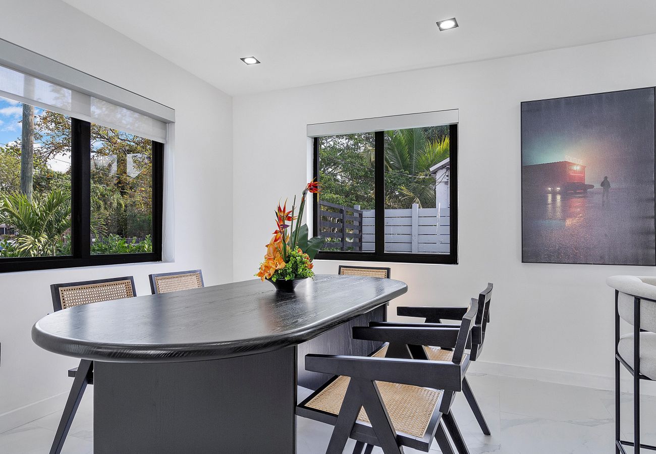 Casa en Miami - Chic & Modern Home w Pool, 3BR 7 guests