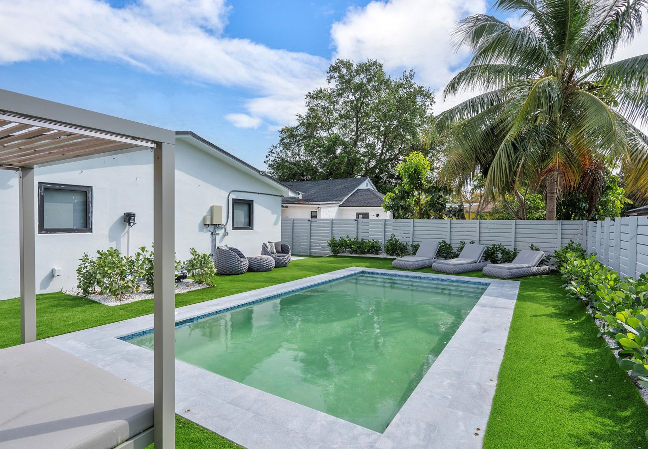 Casa en Miami - Chic & Modern Home w Pool, 3BR 7 guests