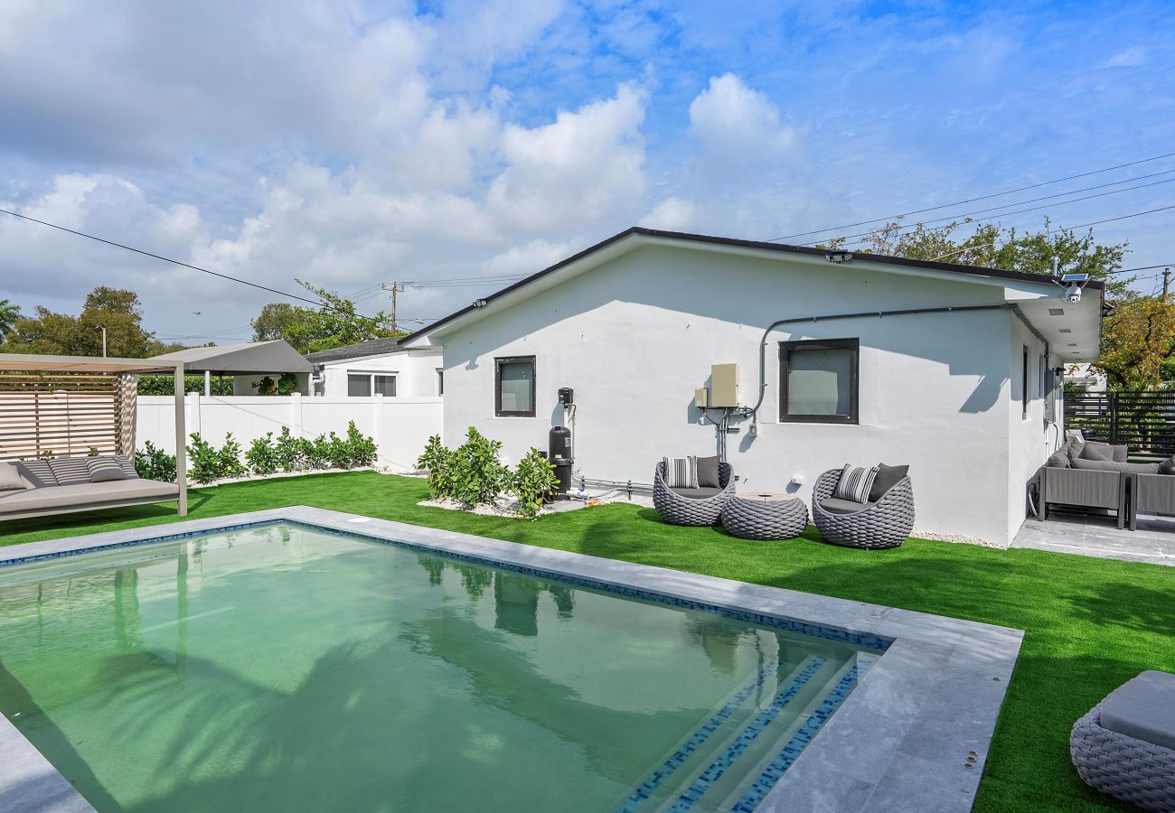 Casa en Miami - Chic & Modern Home w Pool, 3BR 7 guests