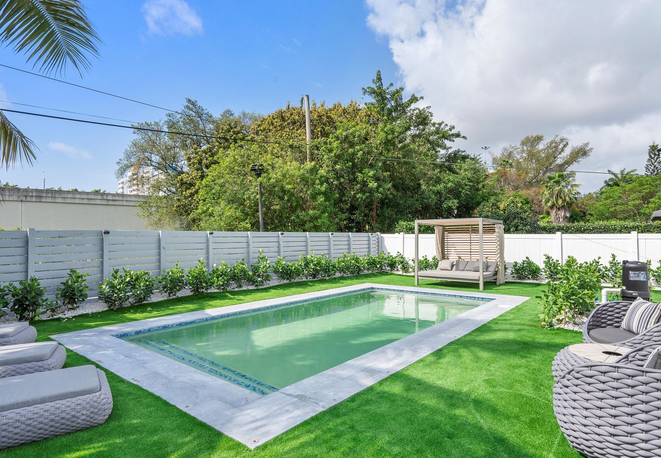 Casa en Miami - Chic & Modern Home w Pool, 3BR 7 guests