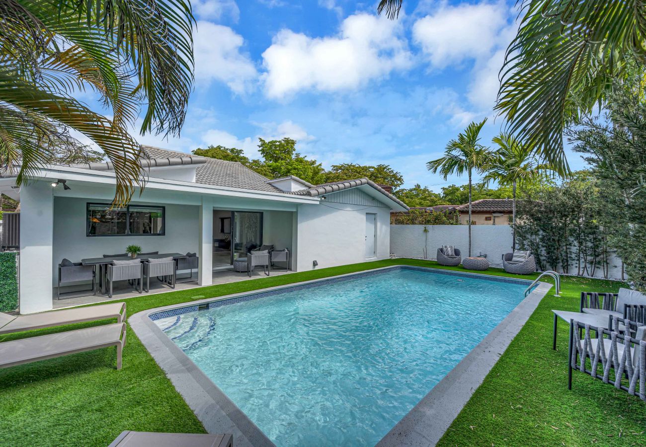 Casa en Miami - Dream House w Pool 4BR, 10 Guests