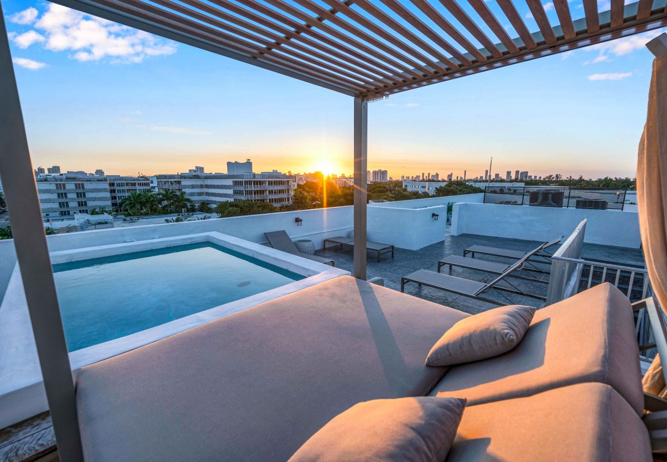 House in Miami Beach - Luxurious 5 Story Townhouse in South Beach