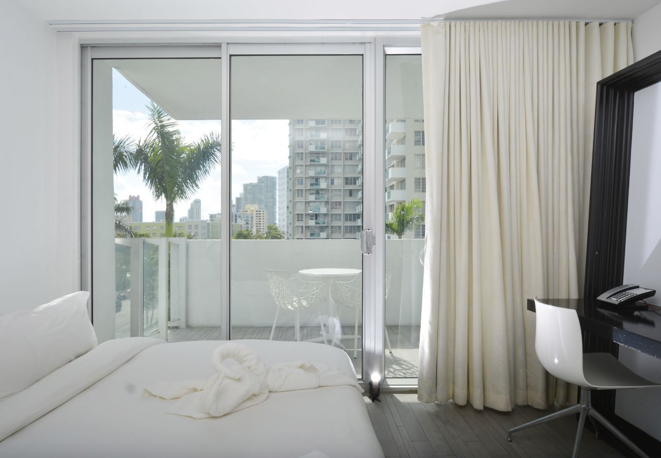 Apartment in Miami Beach - Cool Penthouse w Ocean View 5* Hotel