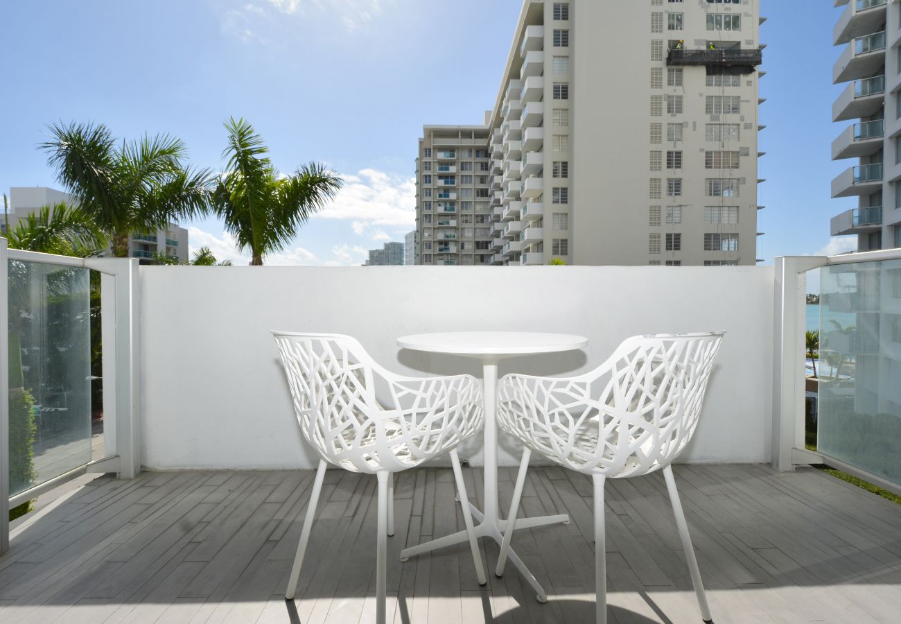 Apartment in Miami Beach - Cool Penthouse w Ocean View 5* Hotel