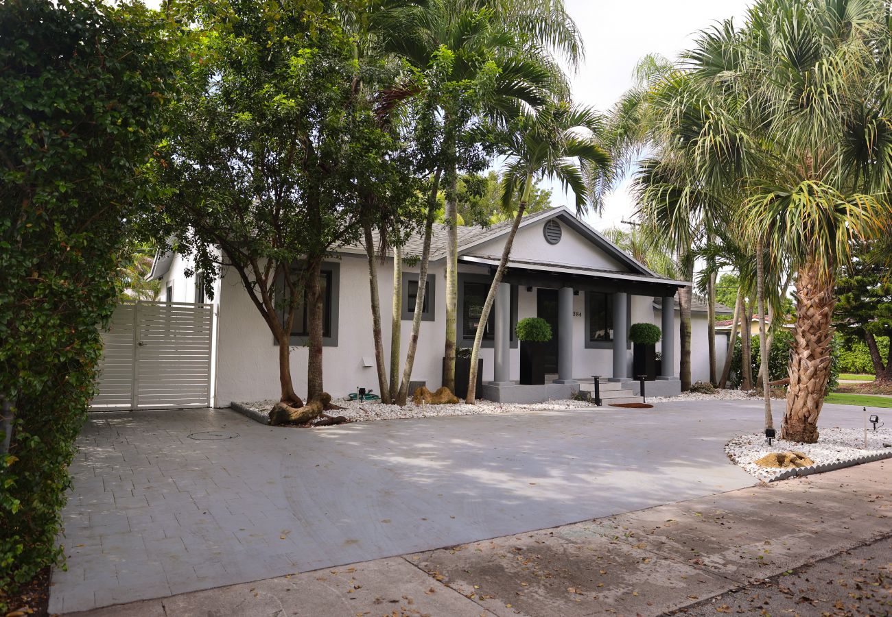 House in Miami - Gorgeous 4BR House with Pool Sunset Views