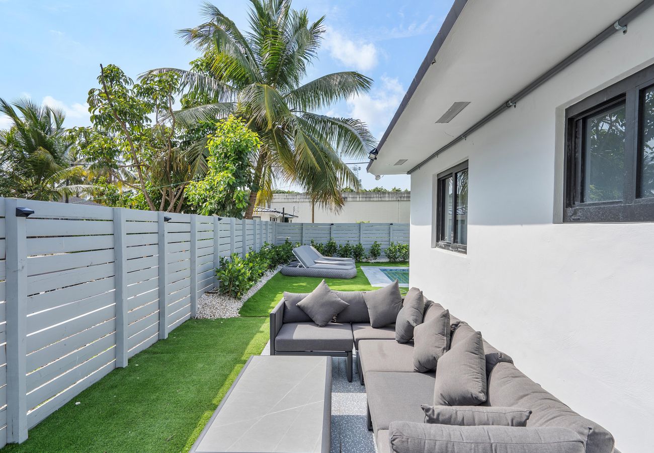 House in Miami - Chic & Modern Home w Pool, 3BR 7 guests