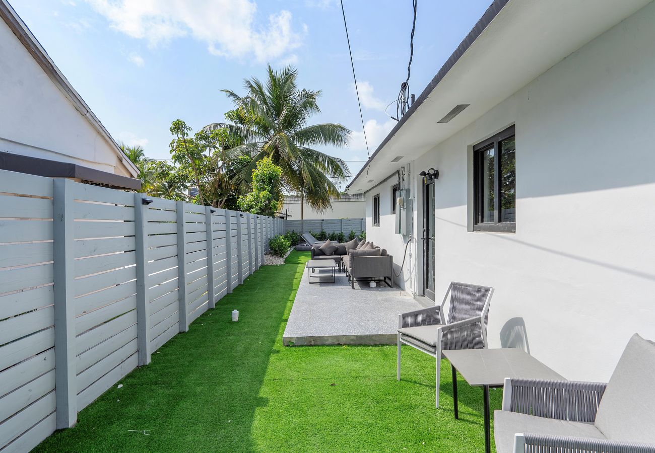 House in Miami - Chic & Modern Home w Pool, 3BR 7 guests