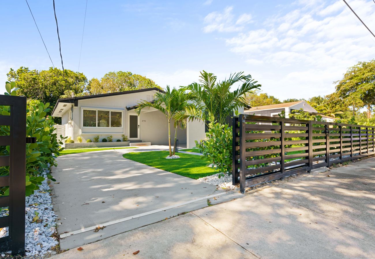 House in Miami - Joyful Miami Home for 10 Guests