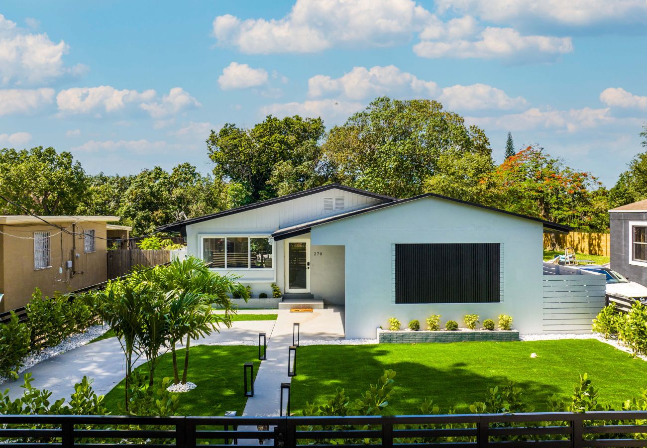 House in Miami - Joyful Miami Home for 10 Guests