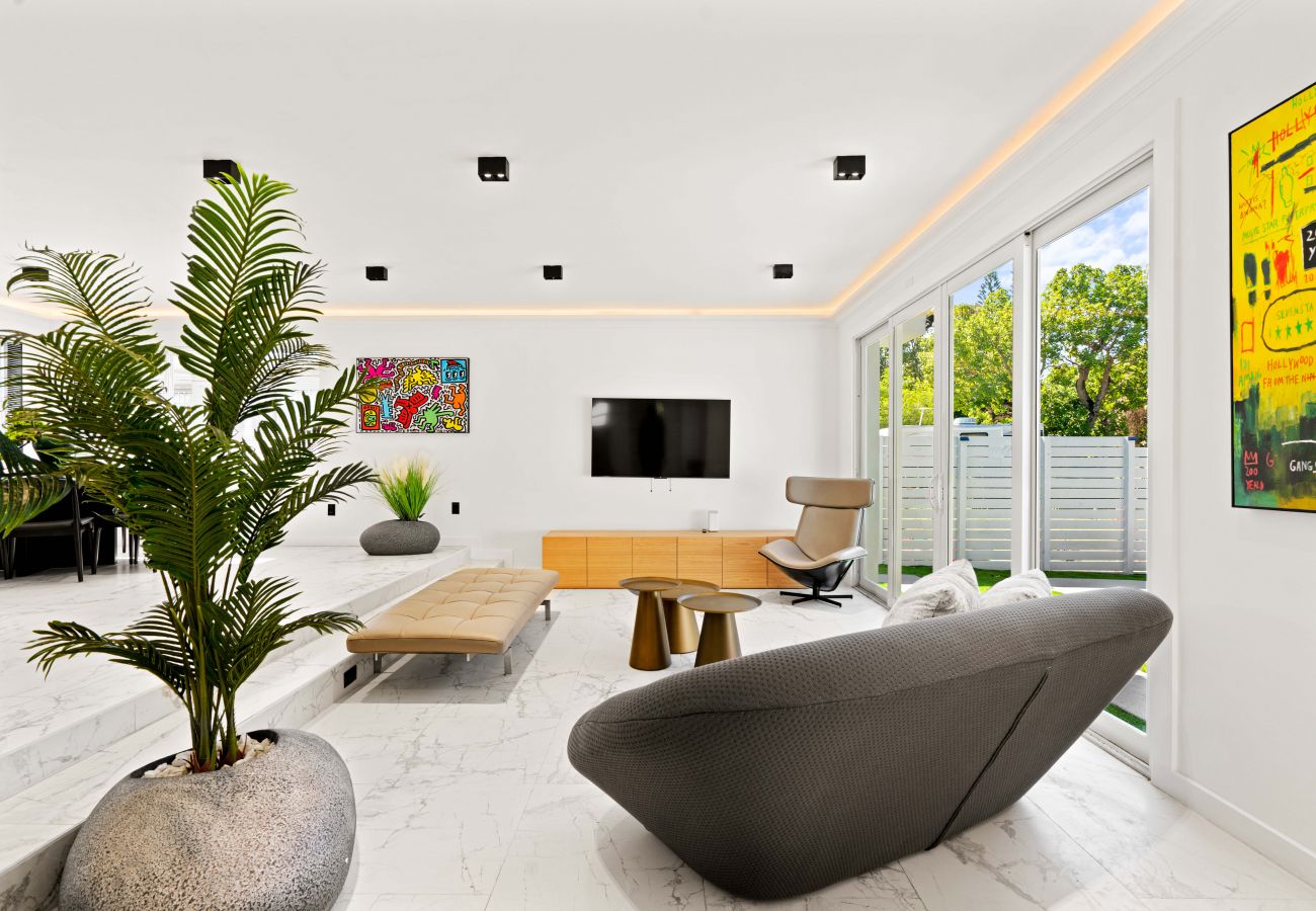 House in Miami - Joyful Miami Home for 10 Guests